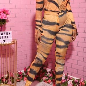 Up beat tiger print set (LARGE)stretchy